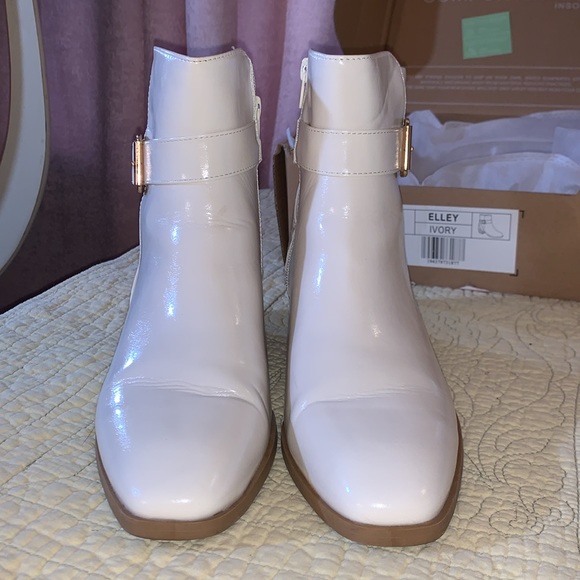 Journee Collection Elley Ivory Ankle Booties Size 7 - Picture 3 of 15